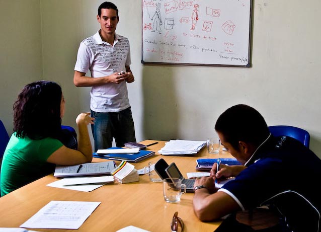 Patricio of Che Vos Spanish teaching some students