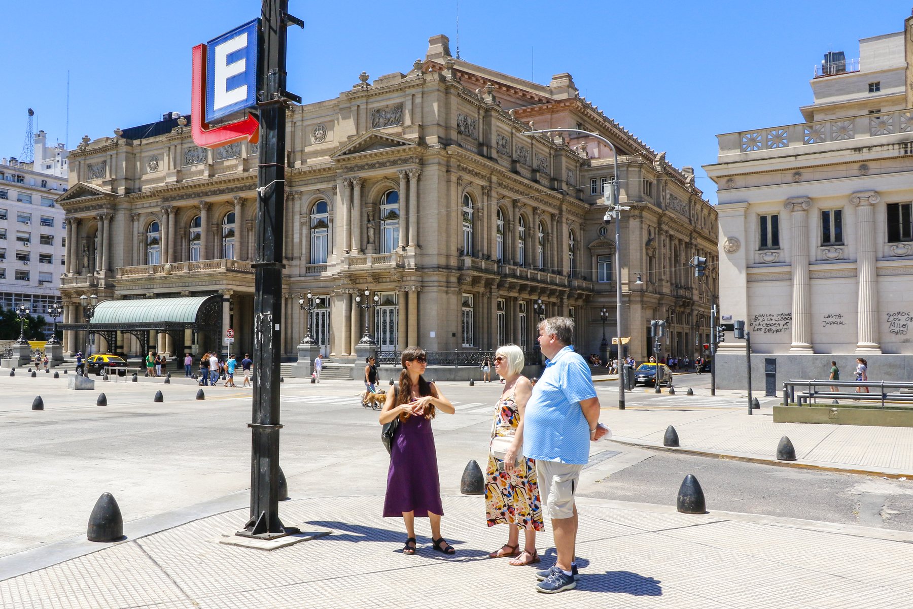 BuenosTours guide Tracy talking with two guests during a small-group Buenos Aires walking tour